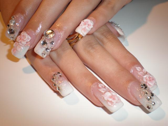nail-art-mariage--French-mancuure-strass-motif-floral