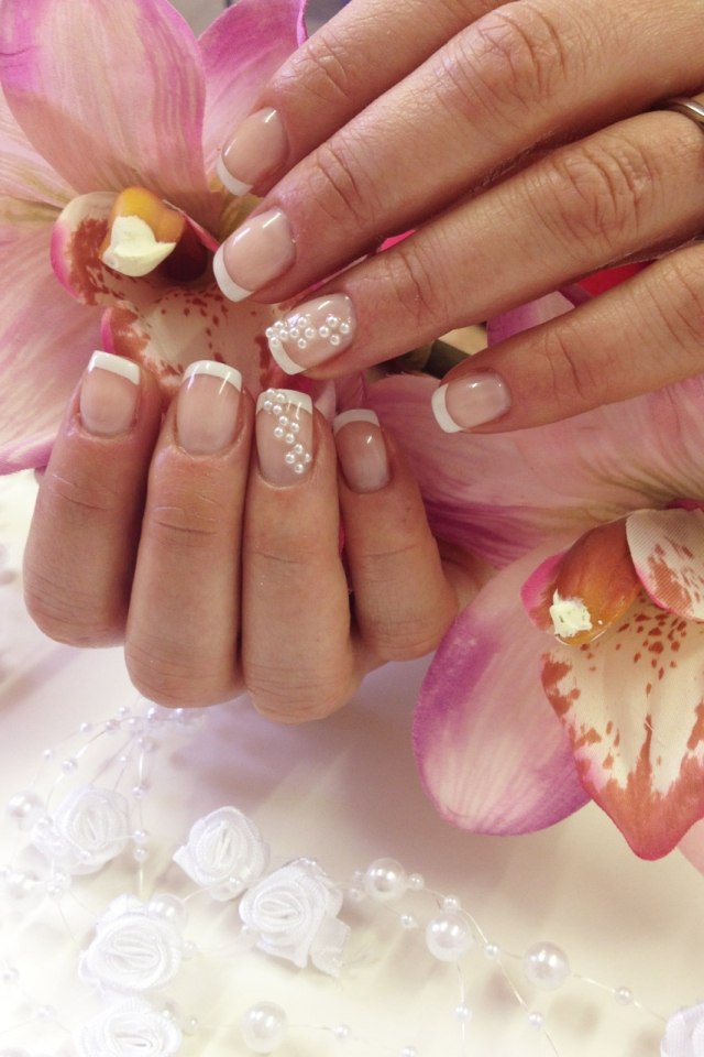 nail-art-mariage--French-manucure-accents-perles