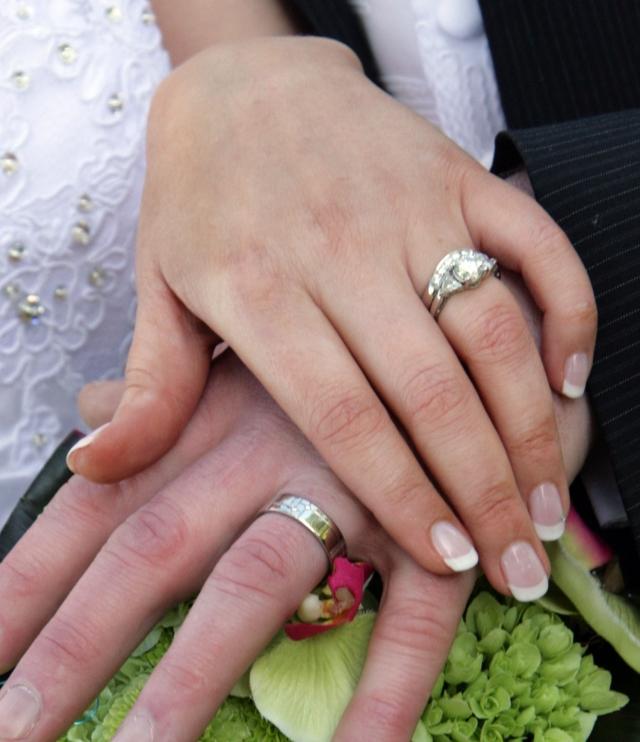 nail-art-mariage--French-manucure-anneau-bague