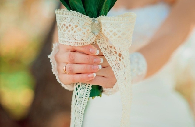 nail-art-mariage-French-manucure-anneau-ruban
