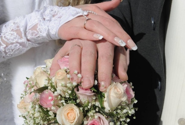 nail-art-mariage-French-manucure-anneaux-bouquet-fleurs