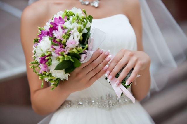 nail-art-mariage--French-manucure-bouquet-fleurs
