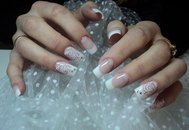 nail-art-mariage-French-manucure-motif-floral-strass