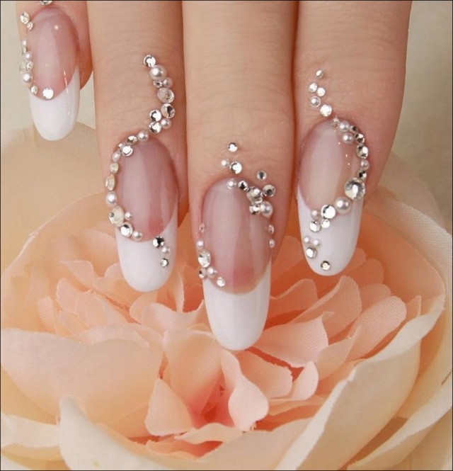 nail-art-mariage-French-manucure-strass-spirale