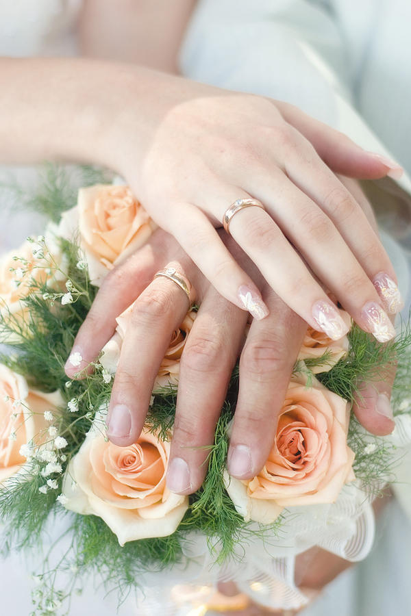 nail-art-mariage-anneau-rose-bouquet
