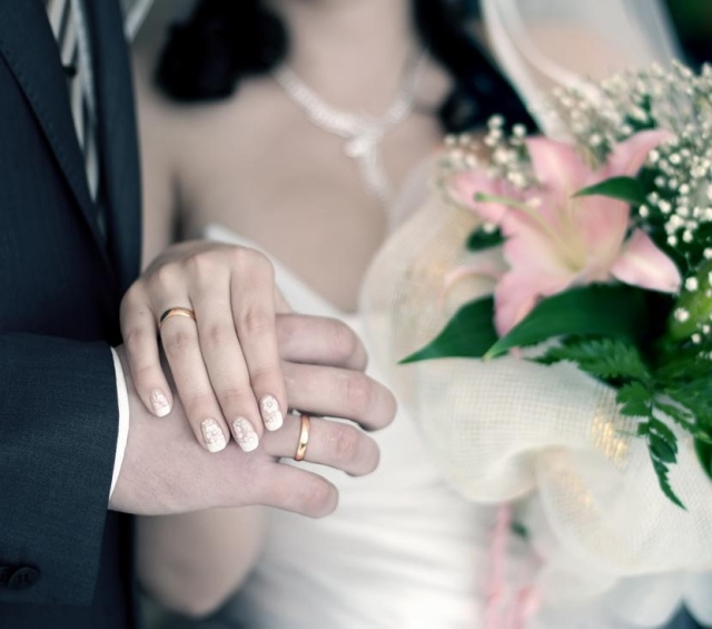 nail-art-mariage-anneaux-bague-deco-ongles-bouquet-fleurs