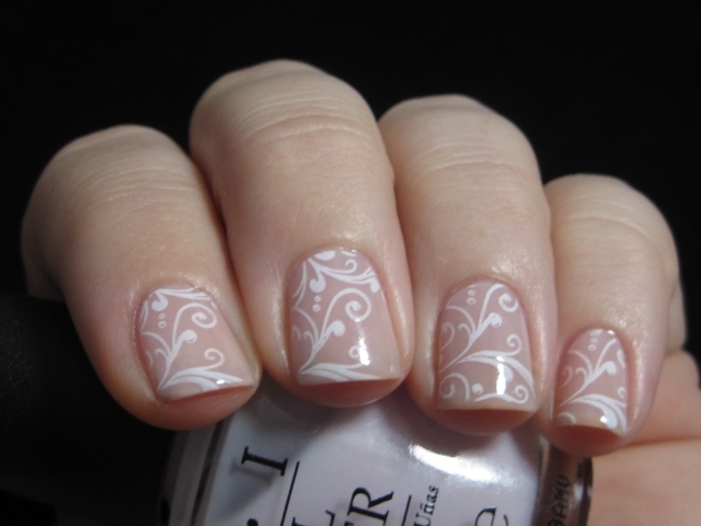 nail-art-mariage-base-beige-motif-floral