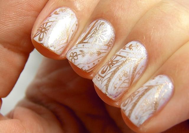 nail-art-mariage-base-blanche-motif-floral-vernis-or