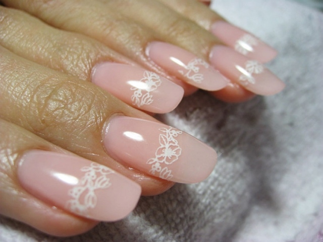 nail-art-mariage-base-rose-motif-floral