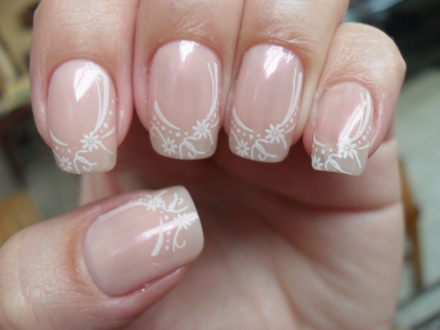 nail-art-mariage-base-transparent-motif-floral