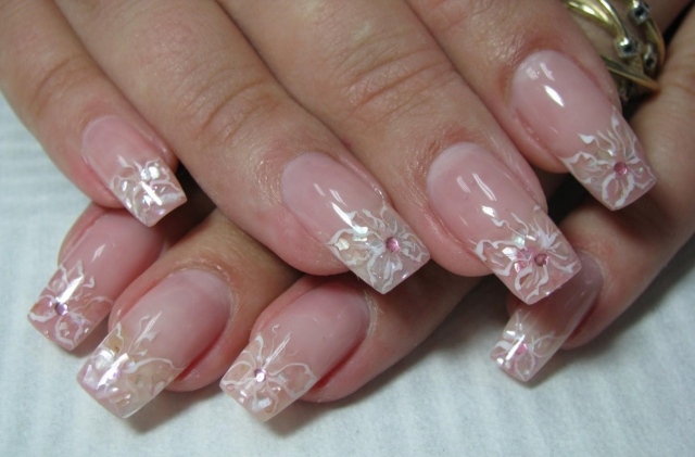 nail-art-mariage-base-transparente-motif-floral