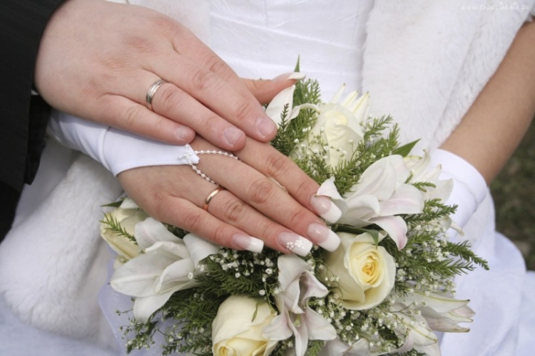 nail-art-mariage-bouquet-fleurs-anneaux