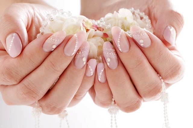 nail-art-mariage-deco-ongles-strass-base-transparente