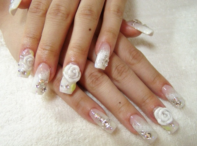 nail-art-mariage-motif-floral-French-manucure