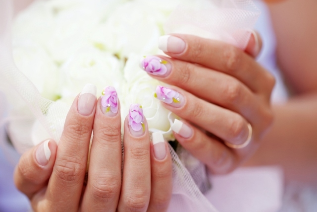 nail-art-mariage-motif-floral-French-manucure