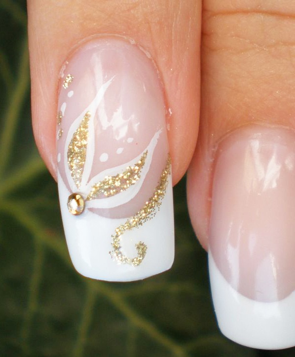 nail-art-mariage--motif-floral-strass-French-manucure