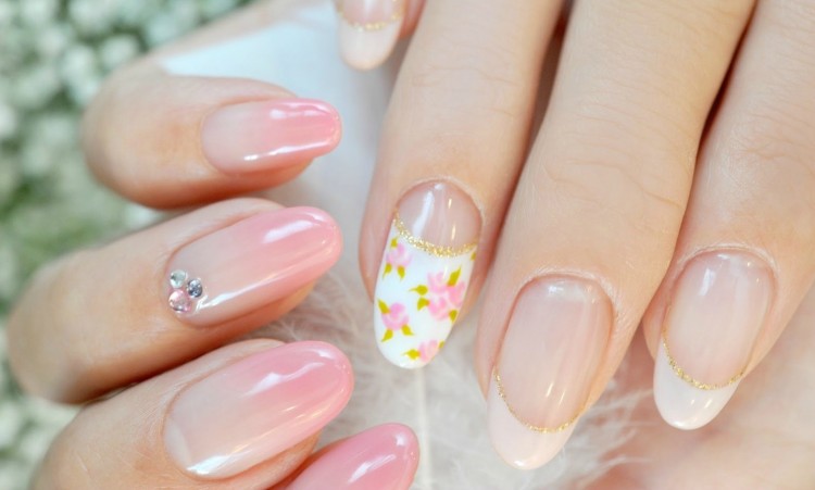 nail art mariage -rose-pale-degrade-strass-french-manucure-motif-floral