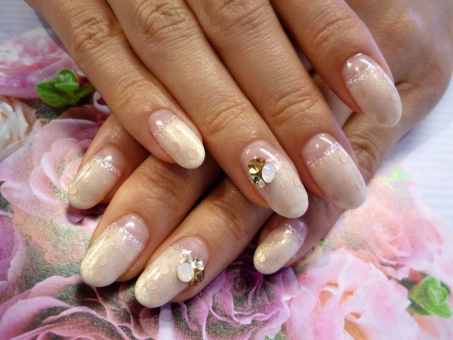 nail-art-mariage-strass-base-vernis-paillettes