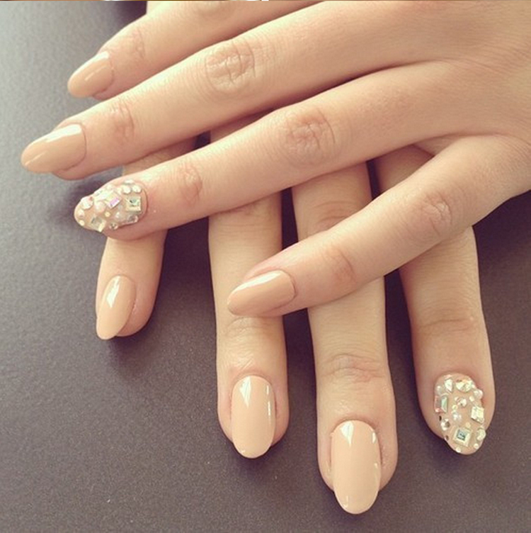 nail art mariage -vernis-ongles-nude-cristaux