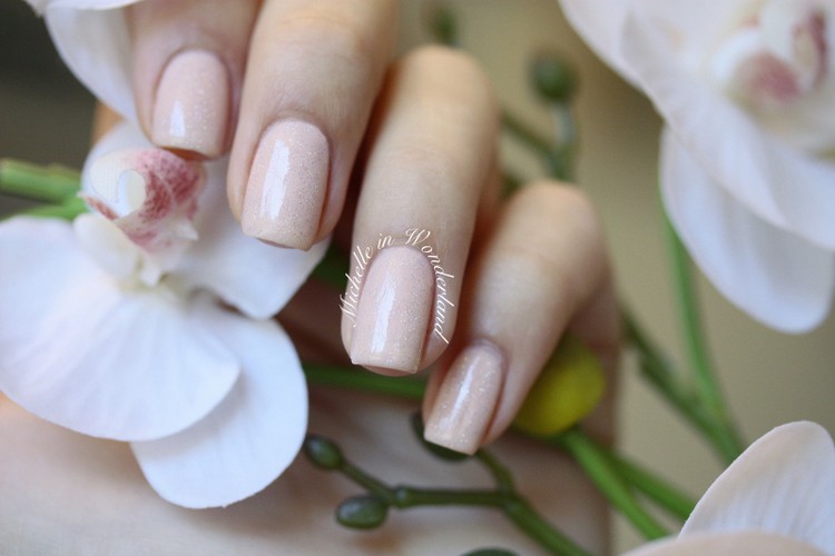 nail art mariage -vernis-ongles-taupe-paillettes