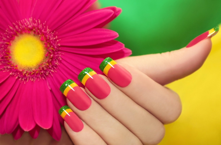 nail-art-original-vernis-jaune-vert-rose