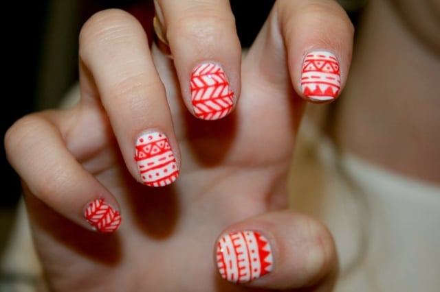 nail-art-simple-faire-ongles-blancs-motifs-tribaux-rouges