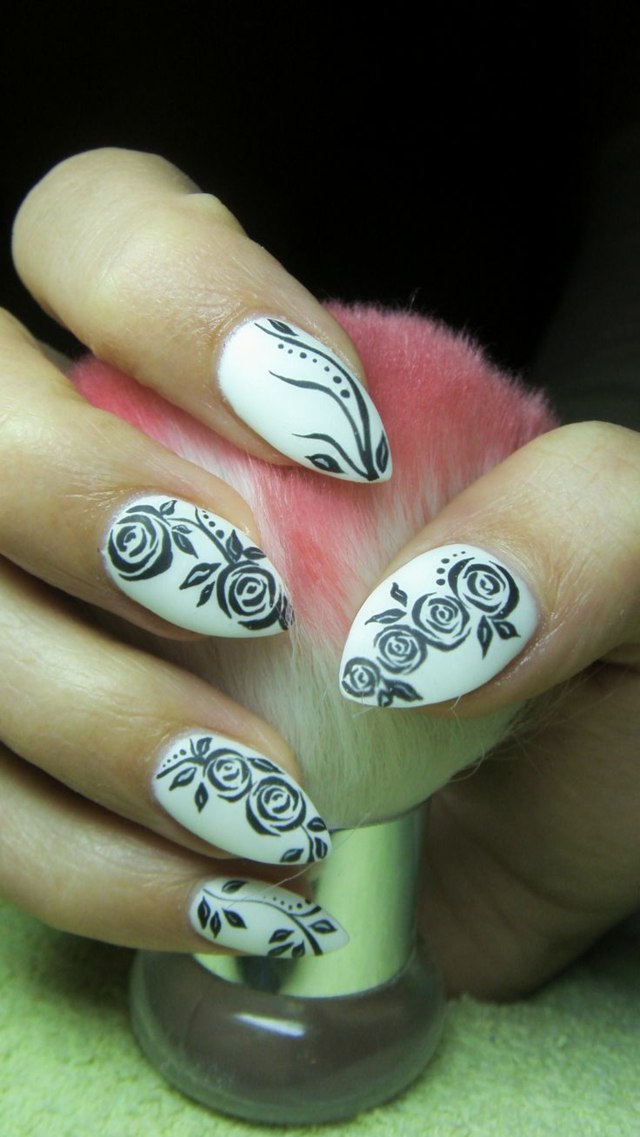 nail-art-simple-ongles-amande-roses-noires-fond-blanc
