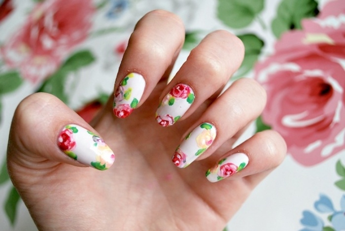 ongles-forme-amande-nail-art-facile-roses-fond-blanc