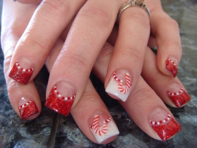 ongles-gel-blanc-rouge-pailleté-motifs-Noel-cannes-sucre