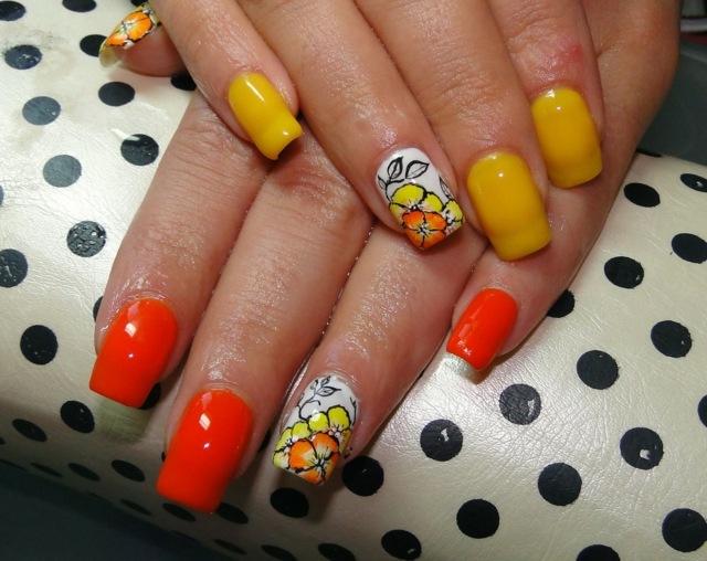 ongles-gel-jaune-orange-motifs-floraux-fond-blanc