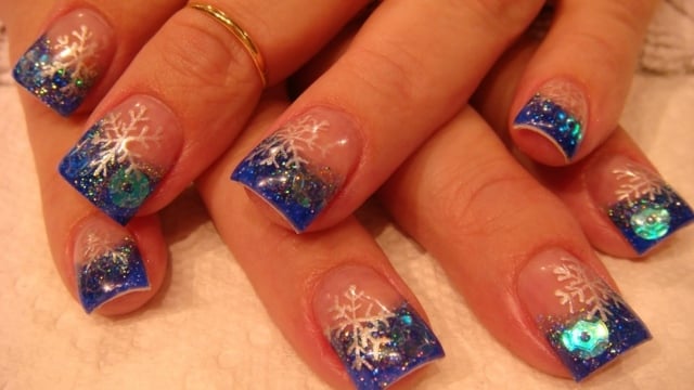 ongles-gel-manucure-french-bleu-motifs-flocons-neige