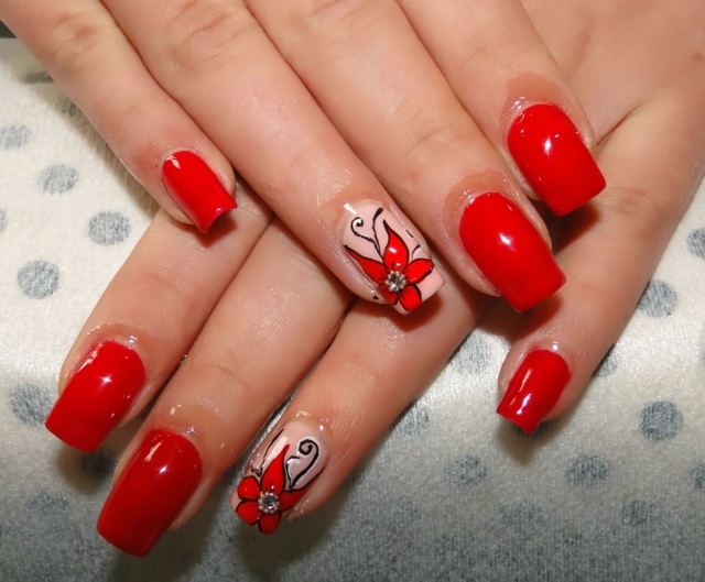 ongles-gel-rouge-vermillon-motifs-floraux-strass