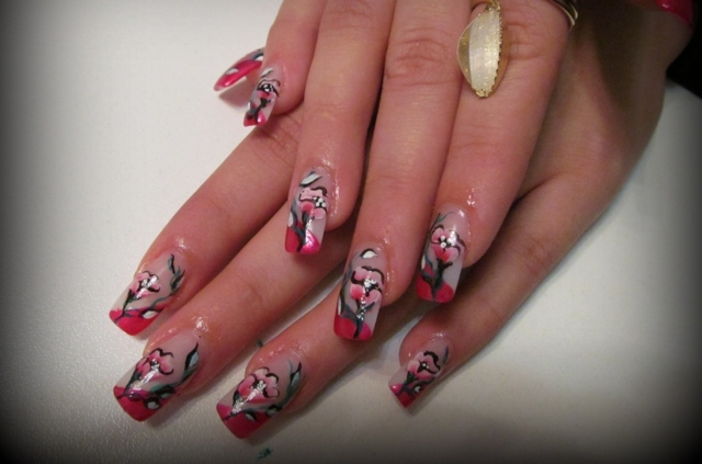ongles en gel tendance-motifs-floraux-rose-blanc-noir
