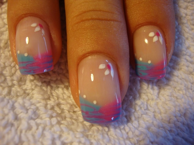 ongles en gel vernis-rose-bleu-motifs-fleurs-blanches