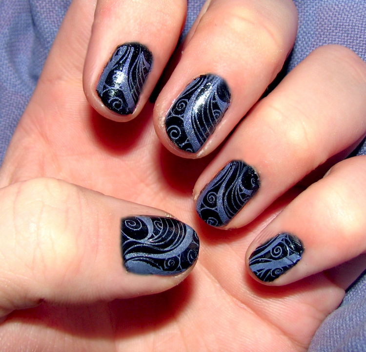 ongles nail art arabesques noir violet- idées de couleurs