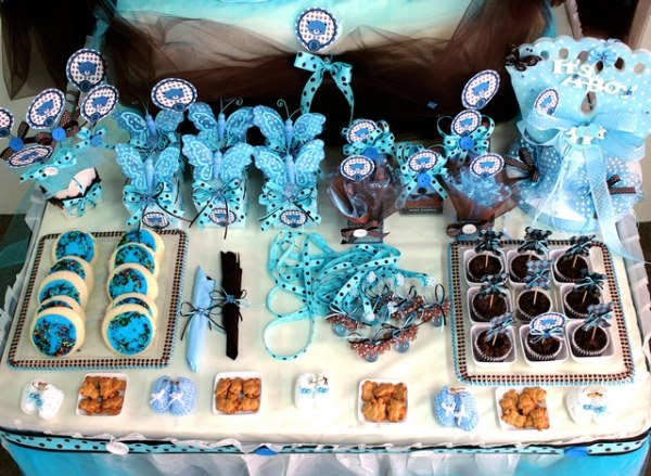 organiser-baby-shower-party-buffet-cupcakes