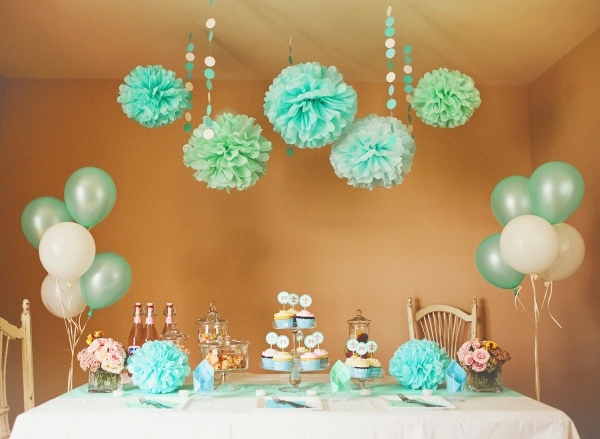 organiser-baby-shower-party-pompons-table-ballons