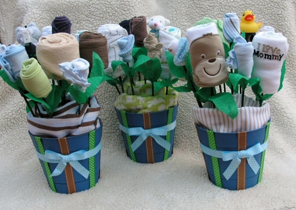 organiser-baby-shower-party-pot-fleurs-ruban-fleurs-pliage-serviette