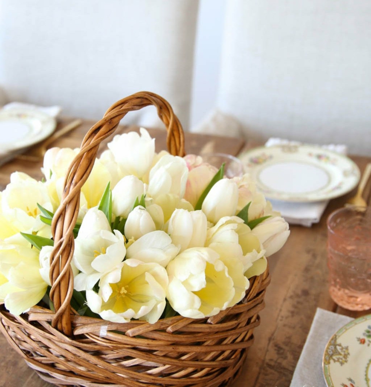panier tulipes blanches superbes déco table printanière