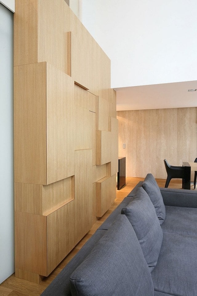 panneau-mural-bois-clair-formes-géométriques-salon-moderne