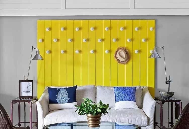 panneau-mural-décoratif-planches-bois-jaune-canari-patères