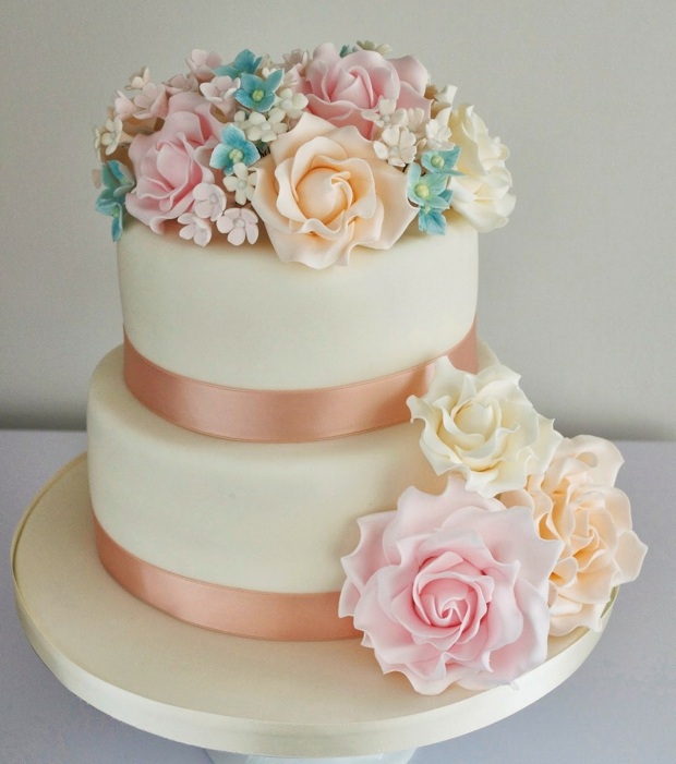 Recette de Petits gâteaux de mariage décorés de fleurs comestibles 