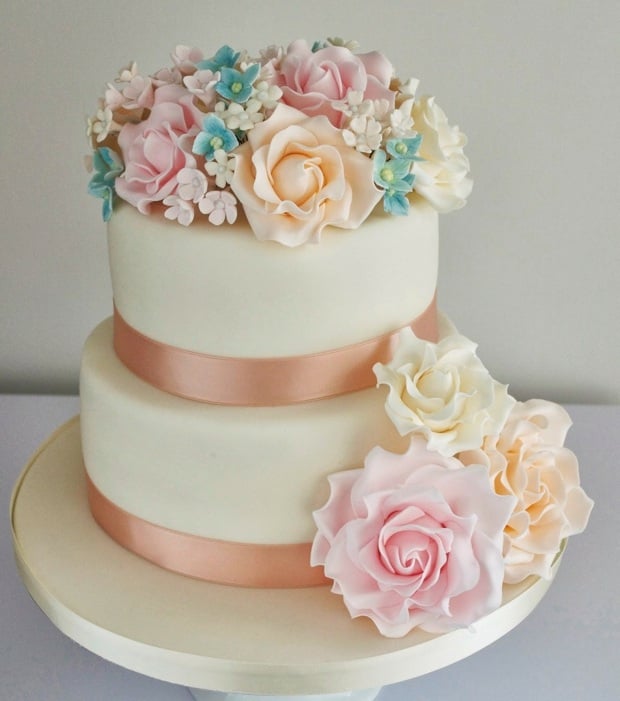 petit-gâteau-mariage-américain-décoré-fleurs-rubans-satin