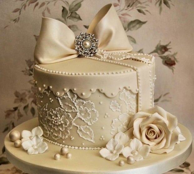 petit-gâteau-mariage-original-noeud-fondant-effet-satiné-broche