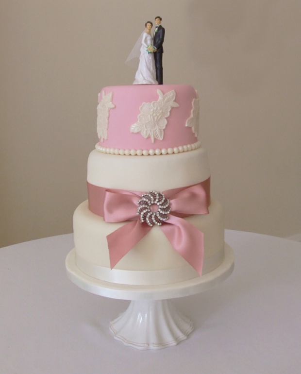 petit-gâteau-mariage-rose-blanc-décoré-ruban-satin-broche-perles-fleurs