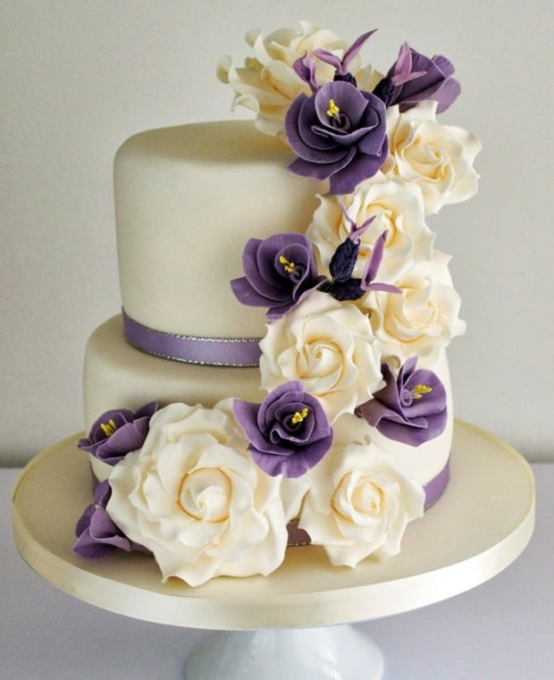 petit-gâteau-mariage-sympa-décoré-fleurs-lavande-blanc