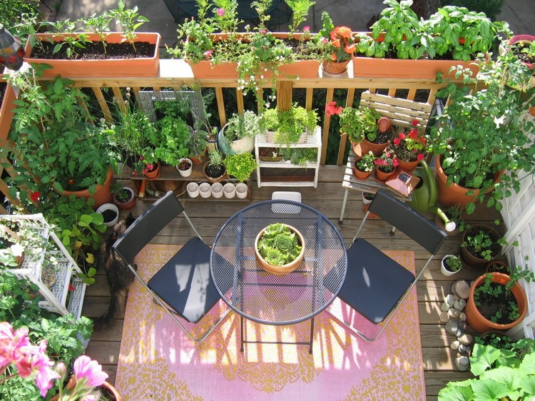 petit-jardin-balcon-plancher-bois-composite-mobilier-design