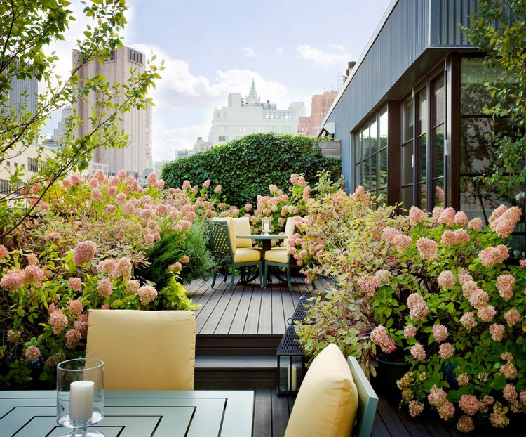 petit-jardin-terrasse-bois-massif-meubles-plastique-fleurs-roses