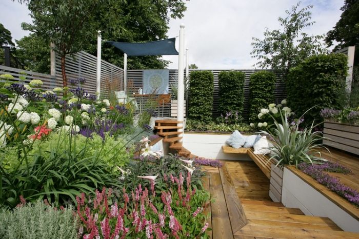 petit-jardin-terrasse-revetement-sol-bois-plantes-escalier