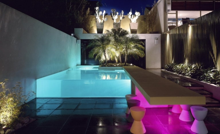 piscine-moderne-paroi-transparent-spot-LED-extérieur-appliques